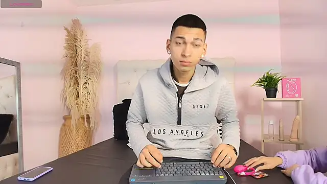 Snapshot of AmelieAndAce chatting on November 12, 2025, 1:15 pm AmelieAndAce online show from November 12, 2025, 1:15 pm