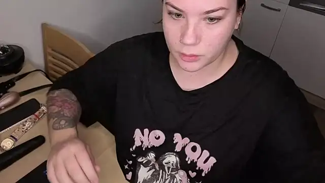 MaeNoir online show from November 7, 2025, 9:52 pm