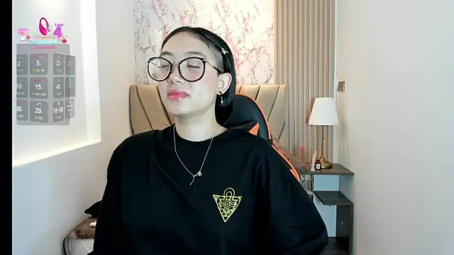 Yuna  Min online show from September 11, 2025, 11:54 am