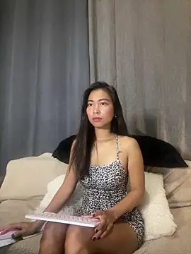 Snapshot of EmmaSean chatting on May 8, 2026, 11:52 pm EmmaSean online show from May 8, 2026, 11:52 pm