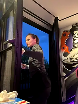 Snapshot of IsabellaEtha chatting on October 28, 2025, 4:39 pm IsabellaEtha online show from October 28, 2025, 4:39 pm