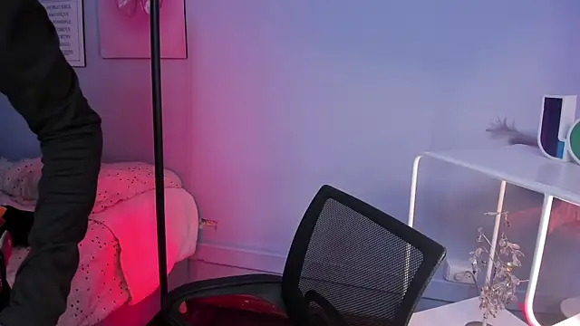 Snapshot of Hannahpage chatting on March 2, 2026, 12:12 pm Hannahpage online show from March 2, 2026, 12:12 pm