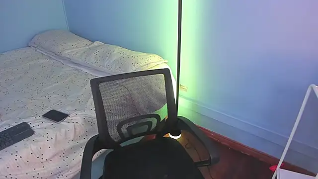 Snapshot of Hannahpage chatting on March 11, 2026, 12:21 pm Hannahpage online show from March 11, 2026, 12:21 pm