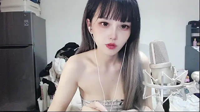 twlilybae online show from June 19, 2026, 3:34 am