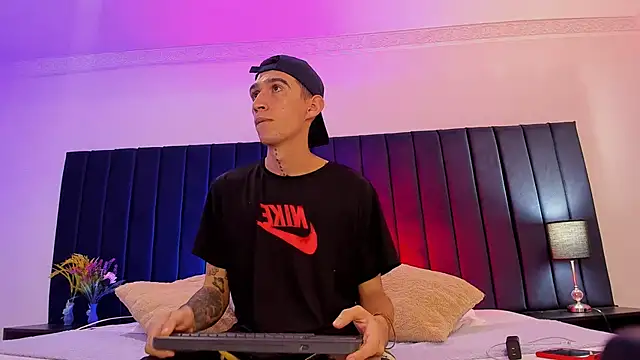 dominik thompson777 online show from October 7, 2025, 3:29 am