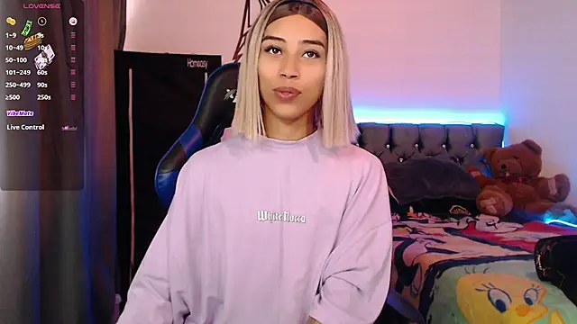 Snapshot of Sweet-Cris chatting on October 29, 2025, 2:05 pm Sweet-Cris online show from October 29, 2025, 2:05 pm