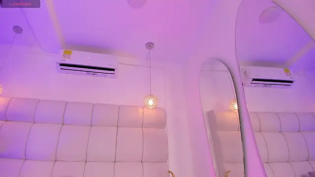 Evelinn Ruiz online show from November 15, 2025, 7:07 pm