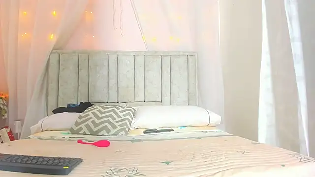 Snapshot of Rachellcooperrr chatting on November 7, 2025, 10:42 am Rachellcooperrr online show from November 7, 2025, 10:42 am