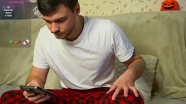 Snapshot of johnstoneisland chatting on October 14, 2025, 8:48 am johnstoneisland online show from October 14, 2025, 8:48 am