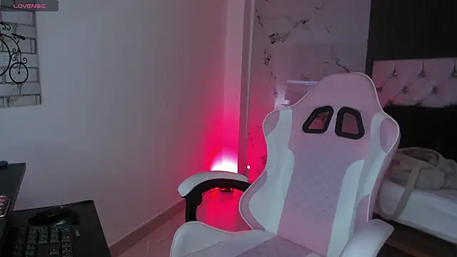 chloesagee online show from October 6, 2025, 10:21 pm