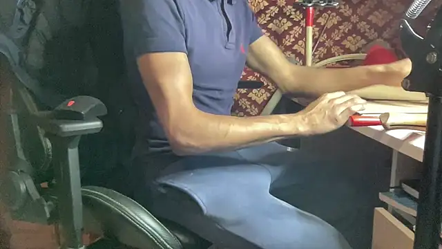 Snapshot of JUSTFORRICH chatting on December 4, 2025, 10:31 pm JUSTFORRICH online show from December 4, 2025, 10:31 pm