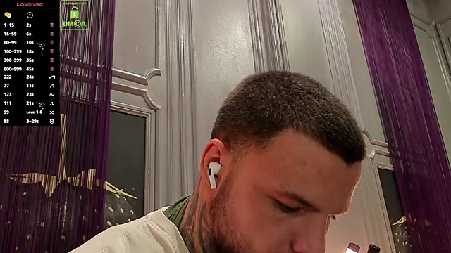 Snapshot of OliverSport chatting on December 3, 2025, 11:20 am OliverSport online show from December 3, 2025, 11:20 am