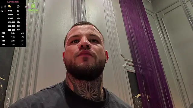 Snapshot of OliverSport chatting on October 21, 2025, 10:47 am OliverSport online show from October 21, 2025, 10:47 am