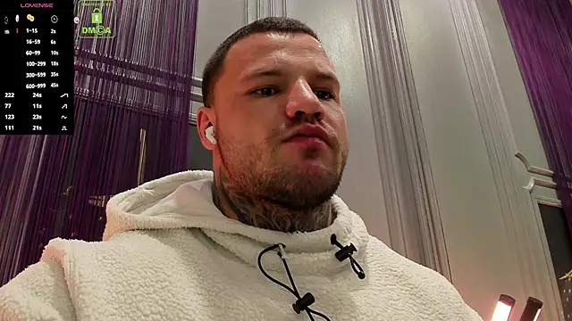 Snapshot of OliverSport chatting on November 9, 2025, 3:49 pm OliverSport online show from November 9, 2025, 3:49 pm