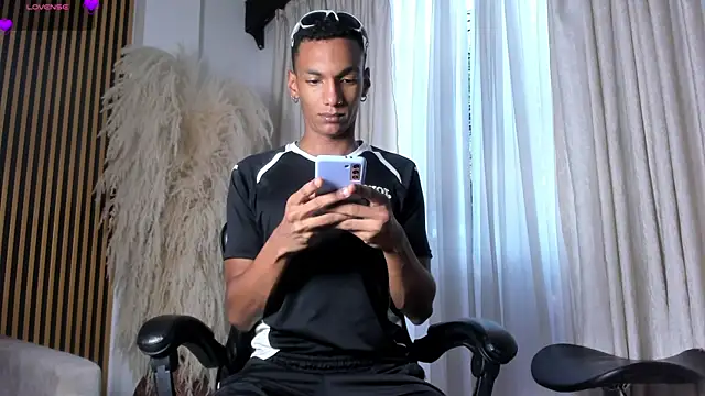 Snapshot of JulienSaint chatting on June 7, 2026, 11:48 am JulienSaint online show from June 7, 2026, 11:48 am