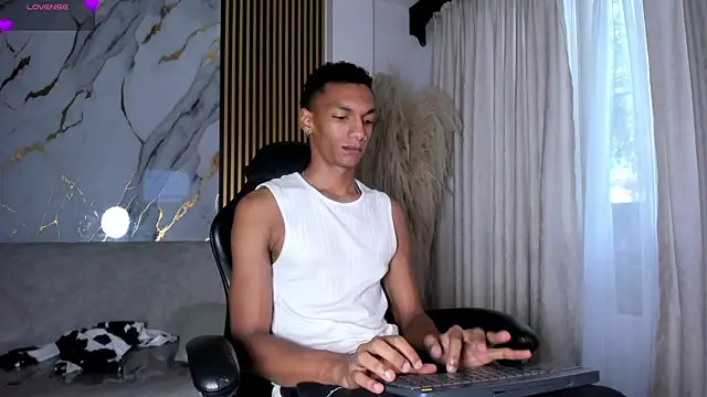 Snapshot of JulienSaint chatting on June 8, 2026, 11:44 am JulienSaint online show from June 8, 2026, 11:44 am