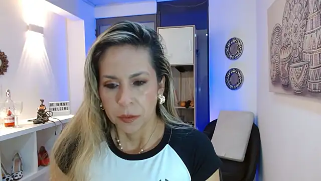 Snapshot of DianaPearls chatting on July 31, 2026, 10:25 am DianaPearls online show from July 31, 2026, 10:25 am