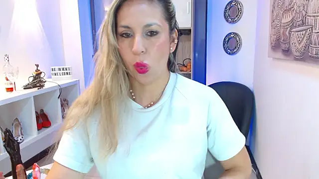 Snapshot of DianaPearls chatting on June 16, 2026, 10:37 am DianaPearls online show from June 16, 2026, 10:37 am
