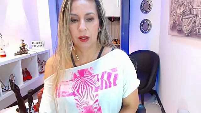 Snapshot of DianaPearls chatting on July 11, 2026, 10:37 am DianaPearls online show from July 11, 2026, 10:37 am