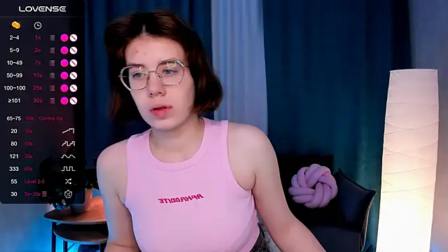 BellaCaress online show from December 3, 2025, 2:45 am