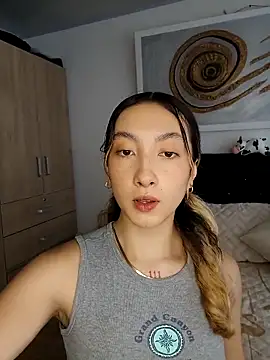 Snapshot of LauMiller chatting on November 8, 2025, 5:38 pm LauMiller online show from November 8, 2025, 5:38 pm