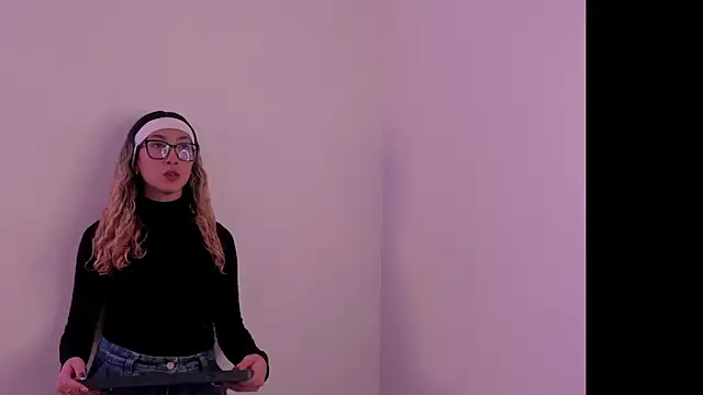 Snapshot of LauMiller chatting on November 4, 2025, 11:19 pm LauMiller online show from November 4, 2025, 11:19 pm