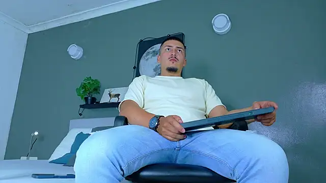 MrFox   online show from November 18, 2025, 7:39 pm