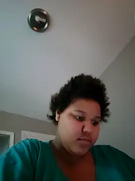 Snapshot of chocolate_bella chatting on April 1, 2026, 2:36 pm chocolate bella online show from April 1, 2026, 2:36 pm