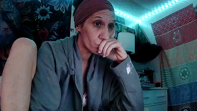 Snapshot of gypsyadventures1 chatting on November 22, 2025, 6:45 am gypsyadventures1 online show from November 22, 2025, 6:45 am