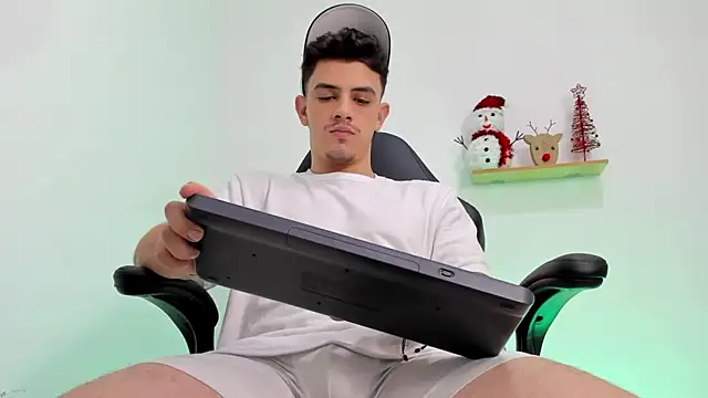 Mikecooper online show from December 15, 2025, 10:59 pm