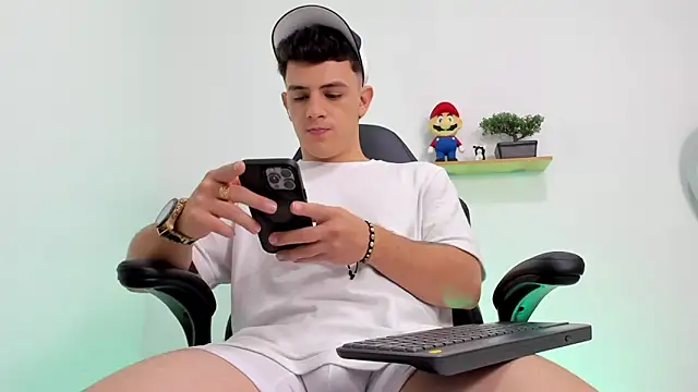 Snapshot of Mikecooper chatting on October 23, 2025, 1:37 am Mikecooper online show from October 23, 2025, 1:37 am