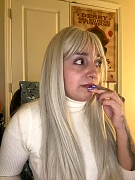 Snapshot of CharmingMaddie chatting on December 3, 2025, 6:47 am CharmingMaddie online show from December 3, 2025, 6:47 am