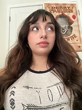 Snapshot of CharmingMaddie chatting on October 14, 2025, 5:02 pm CharmingMaddie online show from October 14, 2025, 5:02 pm