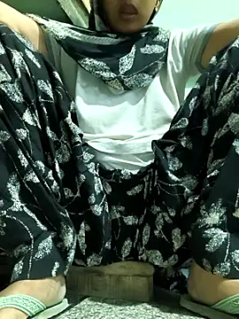 Snapshot of Love-pari077 chatting on October 8, 2025, 12:45 am Love-pari077 online show from October 8, 2025, 12:45 am