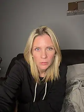 Lexi-Lux-X online show from November 26, 2025, 3:06 am