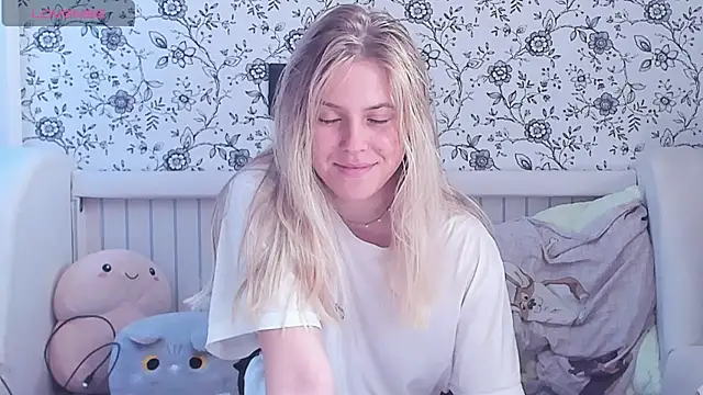 Snapshot of AngelAnty chatting on June 25, 2026, 1:05 pm AngelAnty online show from June 25, 2026, 1:05 pm