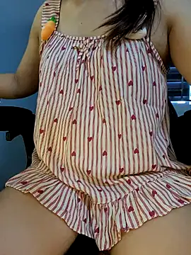 Snapshot of Bee_sweet chatting on June 10, 2026, 2:46 am Bee sweet online show from June 10, 2026, 2:46 am