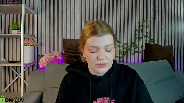 Snapshot of Michele_Greenn chatting on March 16, 2026, 1:02 am Michele Greenn online show from March 16, 2026, 1:02 am