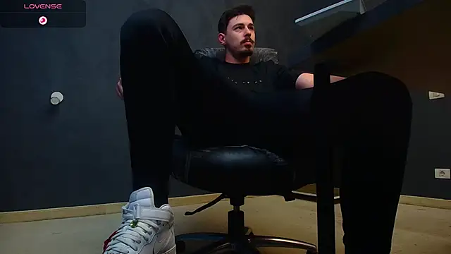 EnzoRace online show from October 31, 2025, 6:43 am