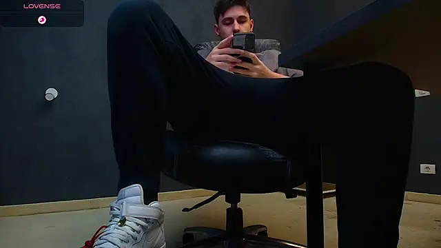 EnzoRace online show from October 30, 2025, 6:23 am