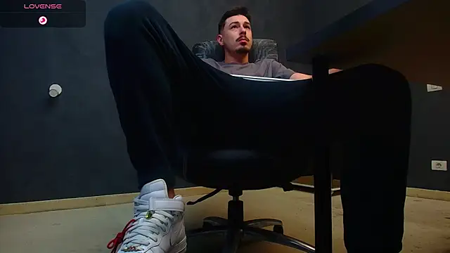 EnzoRace online show from October 17, 2025, 5:22 am