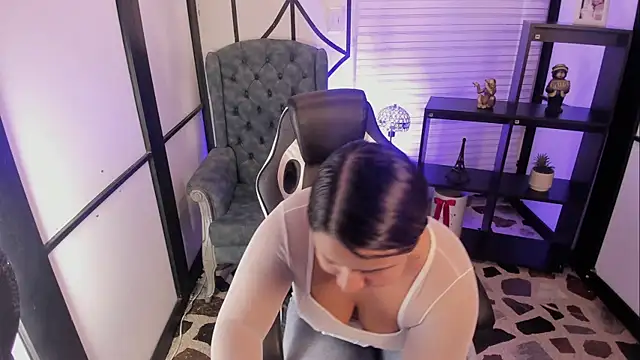 ElaBourn  online show from October 10, 2025, 1:34 pm