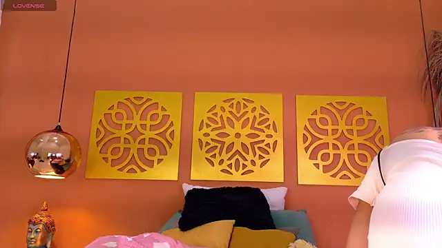 HIKARY MIYAMOTO online show from February 5, 2026, 1:29 pm