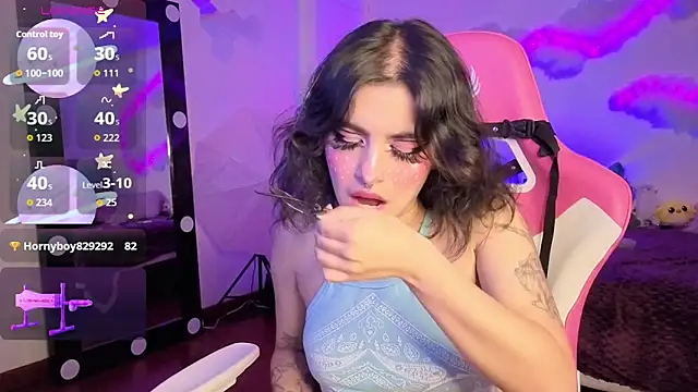 larah uwu online show from December 3, 2025, 8:08 pm