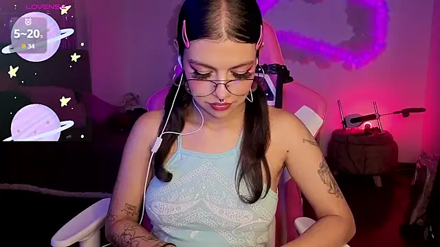 larah uwu online show from February 6, 2026, 7:54 pm