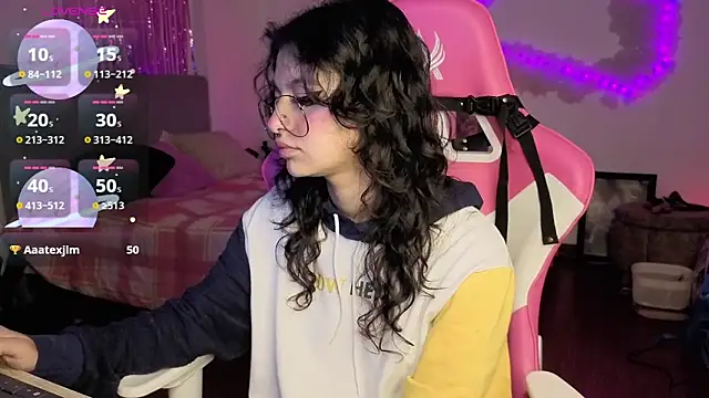 larah uwu online show from April 28, 2026, 6:23 pm