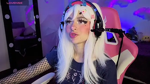 larah uwu online show from December 2, 2025, 12:40 pm