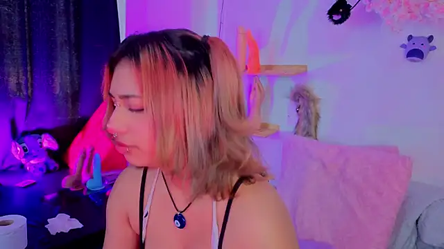 zoelight18 online show from November 23, 2025, 4:06 pm