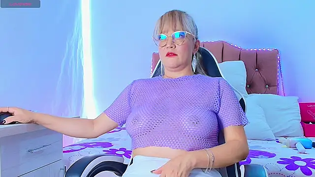 naomi diamond  online show from April 21, 2026, 3:29 pm