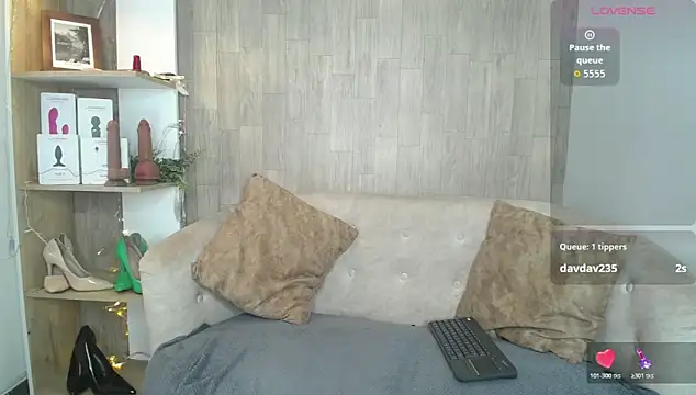 Snapshot of may_wood chatting on April 23, 2026, 12:11 pm may wood online show from April 23, 2026, 12:11 pm
